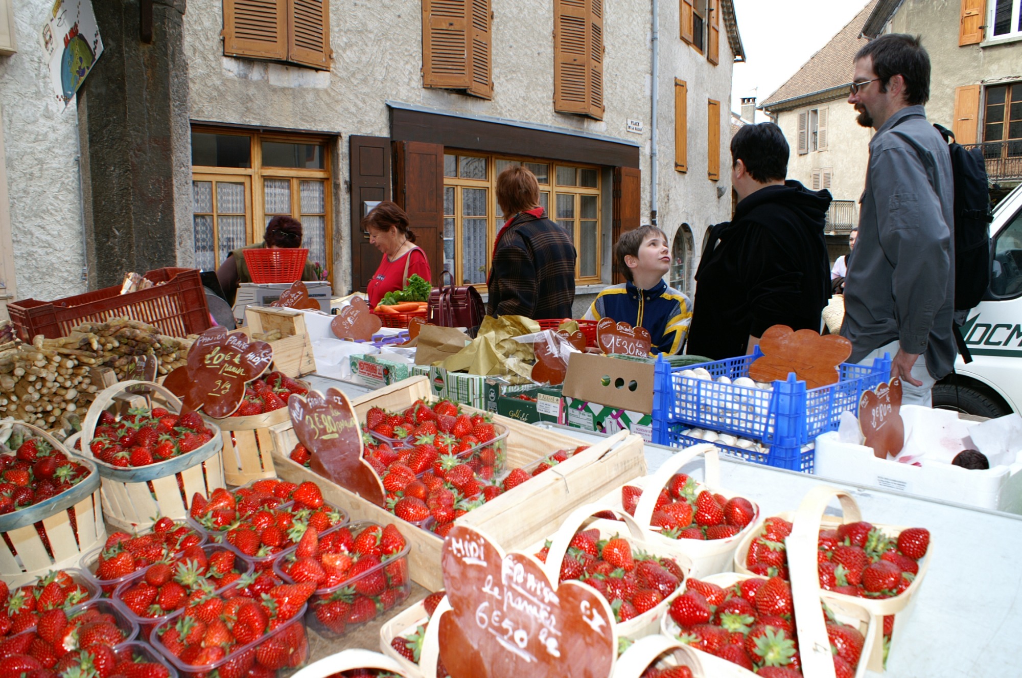 stand de fraises au marché de Mens
