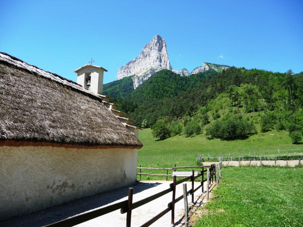 Chapelle de Trézanne et le Mont Aiguille