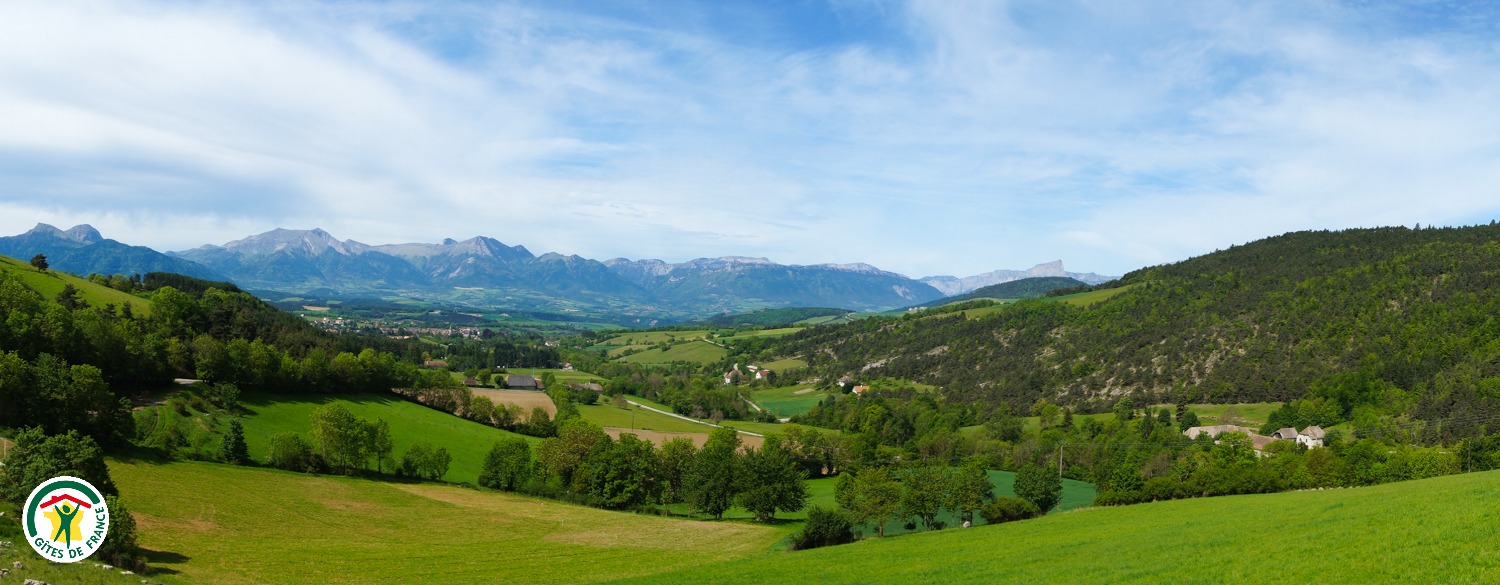 Vue sur le Trièves, le Vercors en arrière plan