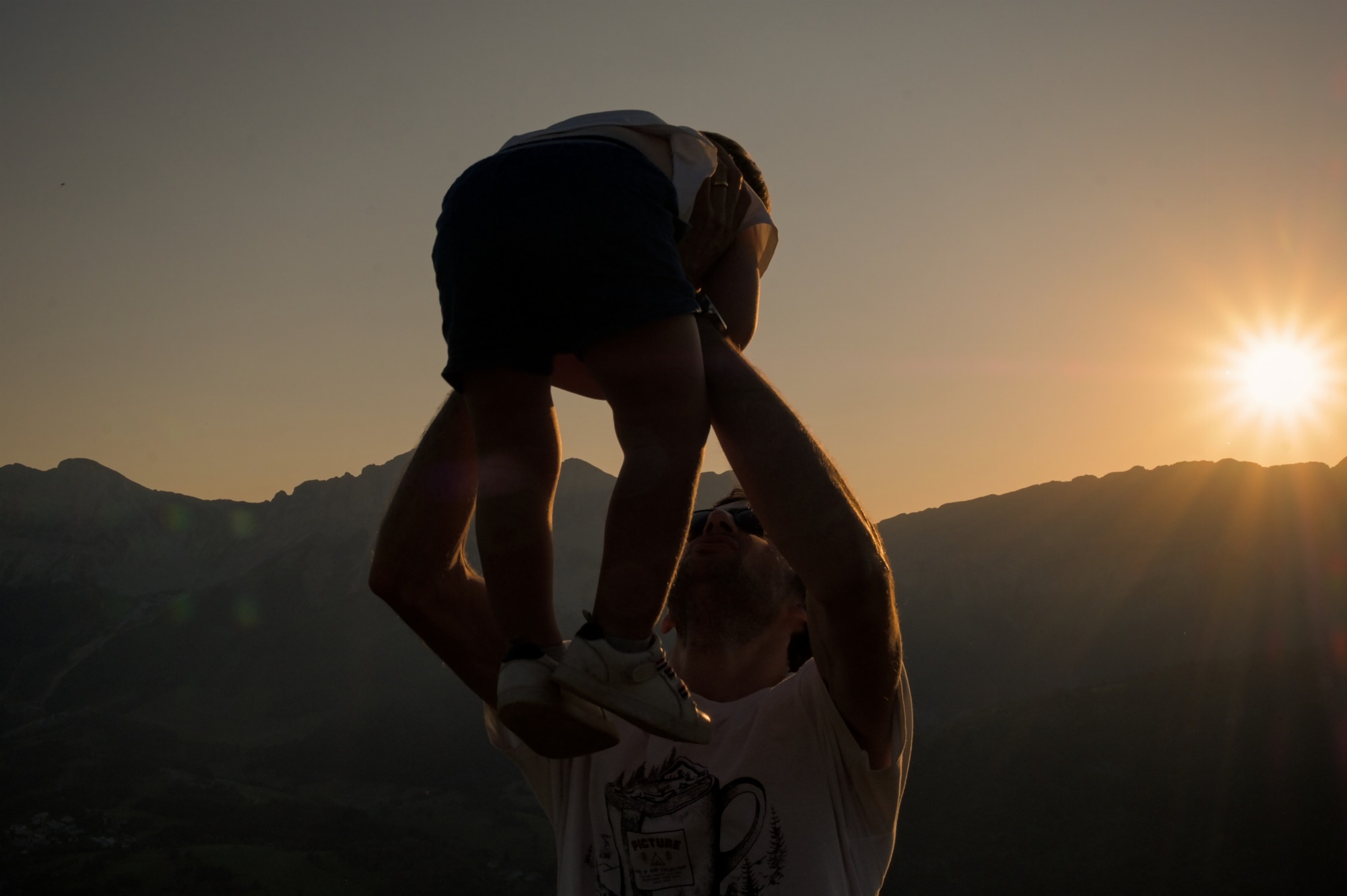 Père et Fils au coucher du soleil sur l'alpage du Serpaton