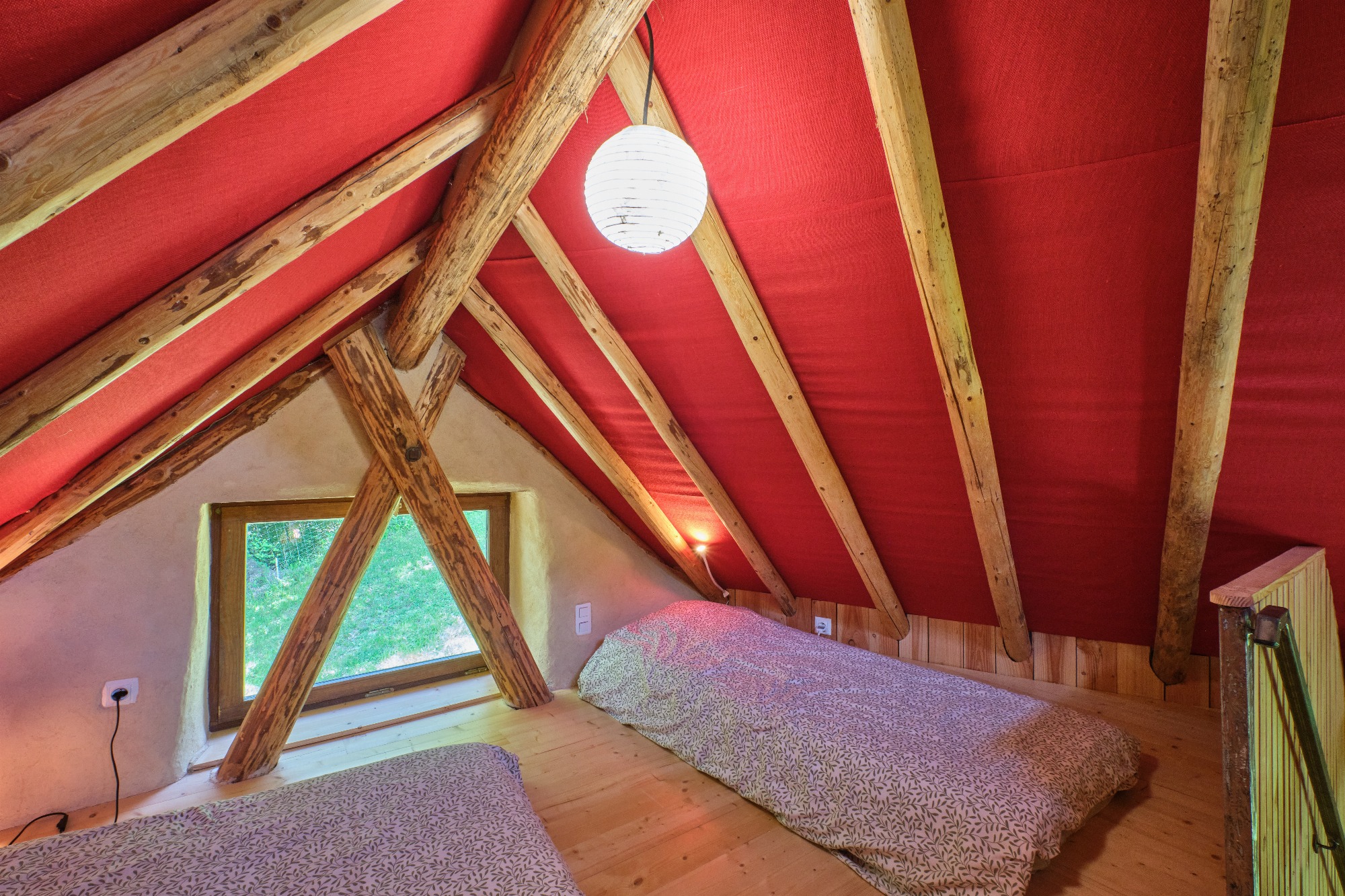 Refuge, mezzanine, poste d'observation sur la forêt