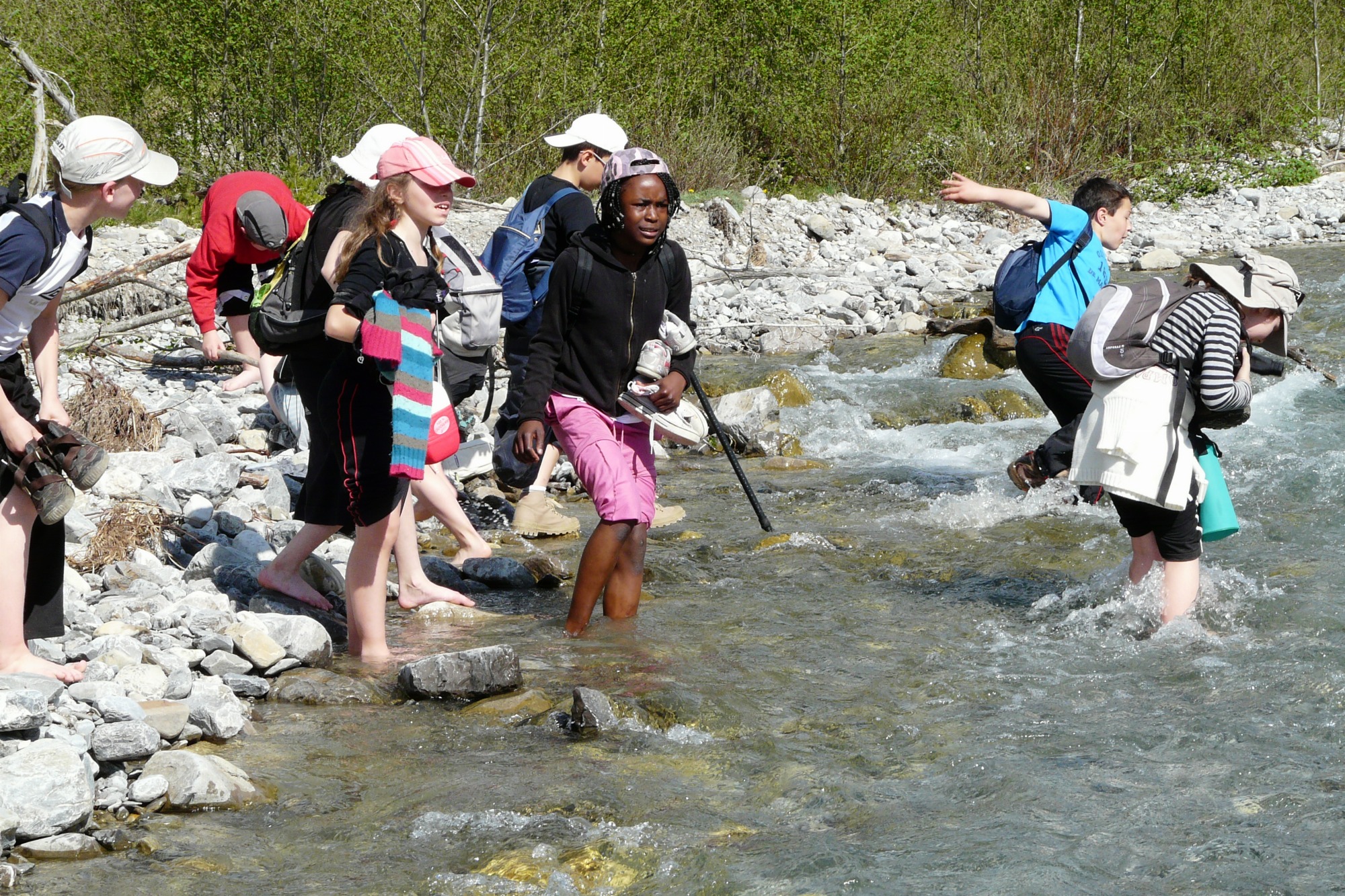 enfants qui marchent dans l'eau