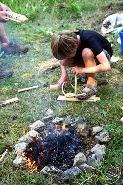 Le feu par friction APECIMM aire d'animation préhisstoire Lalley Trièves