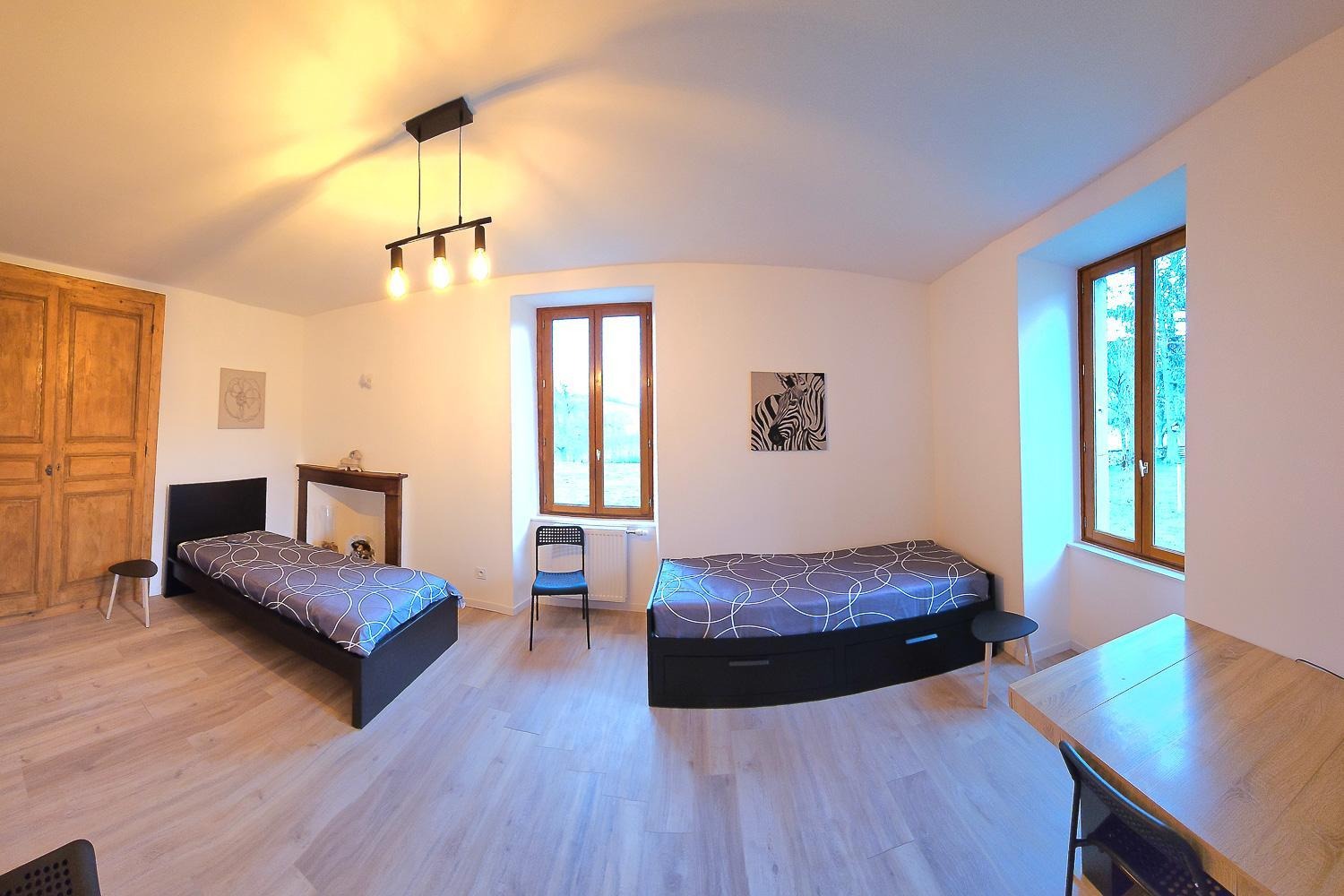 Chambre enfants 3 personnes (lit-gigogne) vue d'ensemble + 1 lit bébé au besoin avec matelas