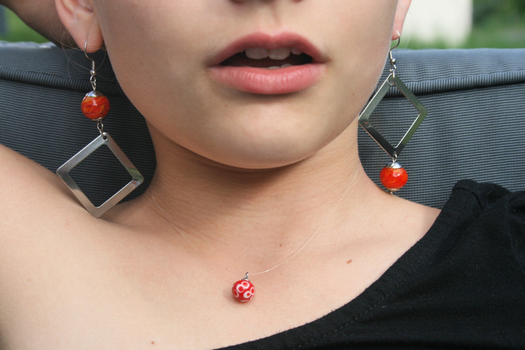Collier et boucles rouge
